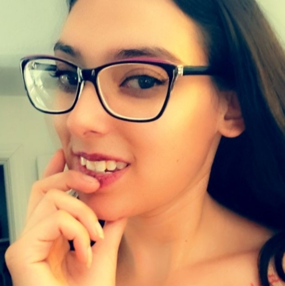 Meet your Posher, Drea - Picture 2 of 2